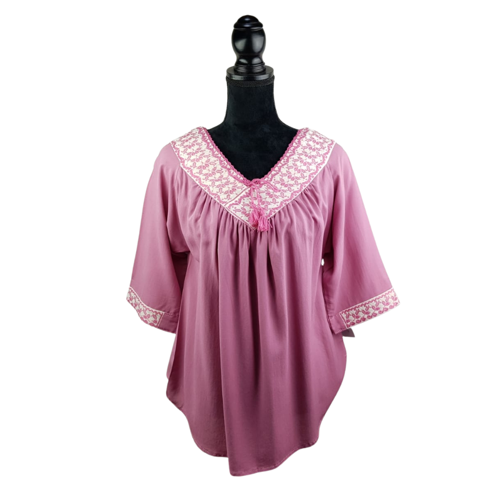 Blusa fresca de rayón con bordado de hilván tradicional de Puebla y manga 3/4