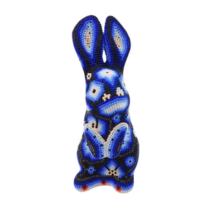 Conejo sentado, hecho de papel maché con motivos Wixárica