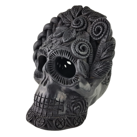 Cráneo Frida de barro negro hecho en Oaxaca