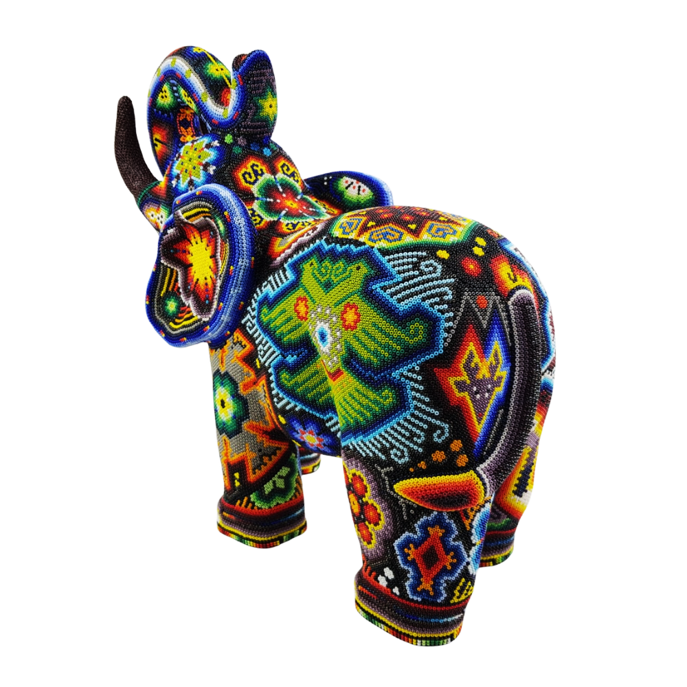 Elefante tallado en madera decorado con motivos Wixárika