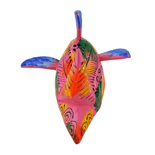 Cargar imagen en el visor de la galería, Alebrije oaxaqueño mediano, con forma de ballena, de madera de copal
