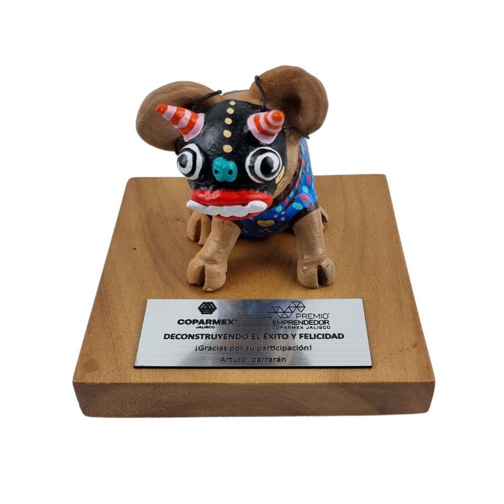 Reconocimiento con artesanía mexicana. Cerdito con máscara en trofeo con base de madera y placa metálica personalizada