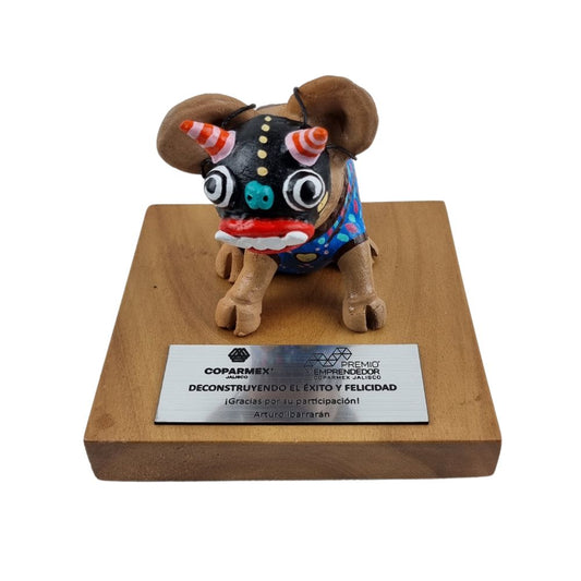 Reconocimiento con artesanía mexicana. Cerdito con máscara en trofeo con base de madera y placa metálica personalizada
