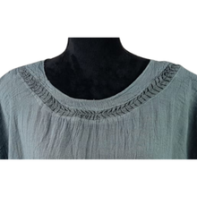 Cargar imagen en el visor de la galería, Blusa mariposa de manta con corte suelto, hecha en Oaxaca
