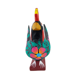 Alebrije oaxaqueño mediano, con forma de gallo, de madera de copal