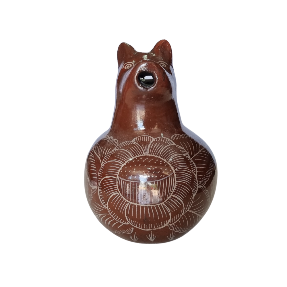 Jarra mini con forma de animalito de barro bruñido decorado con flores y pájaros
