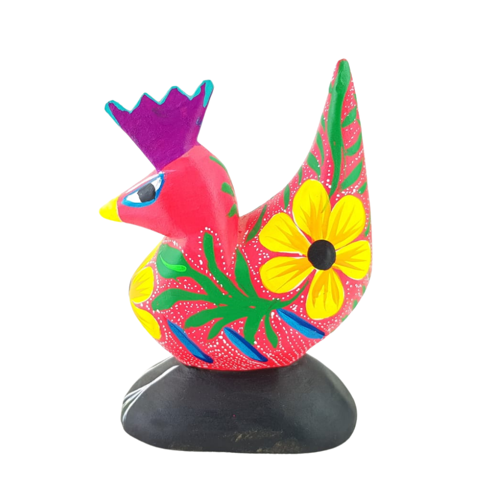 Alebrije oaxaqueño mediano, con forma de gallina, de madera de copal