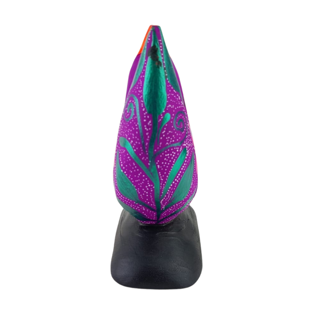 Alebrije oaxaqueño mediano, con forma de gallina, de madera de copal