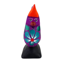 Cargar imagen en el visor de la galería, Alebrije oaxaqueño mediano, con forma de gallina, de madera de copal
