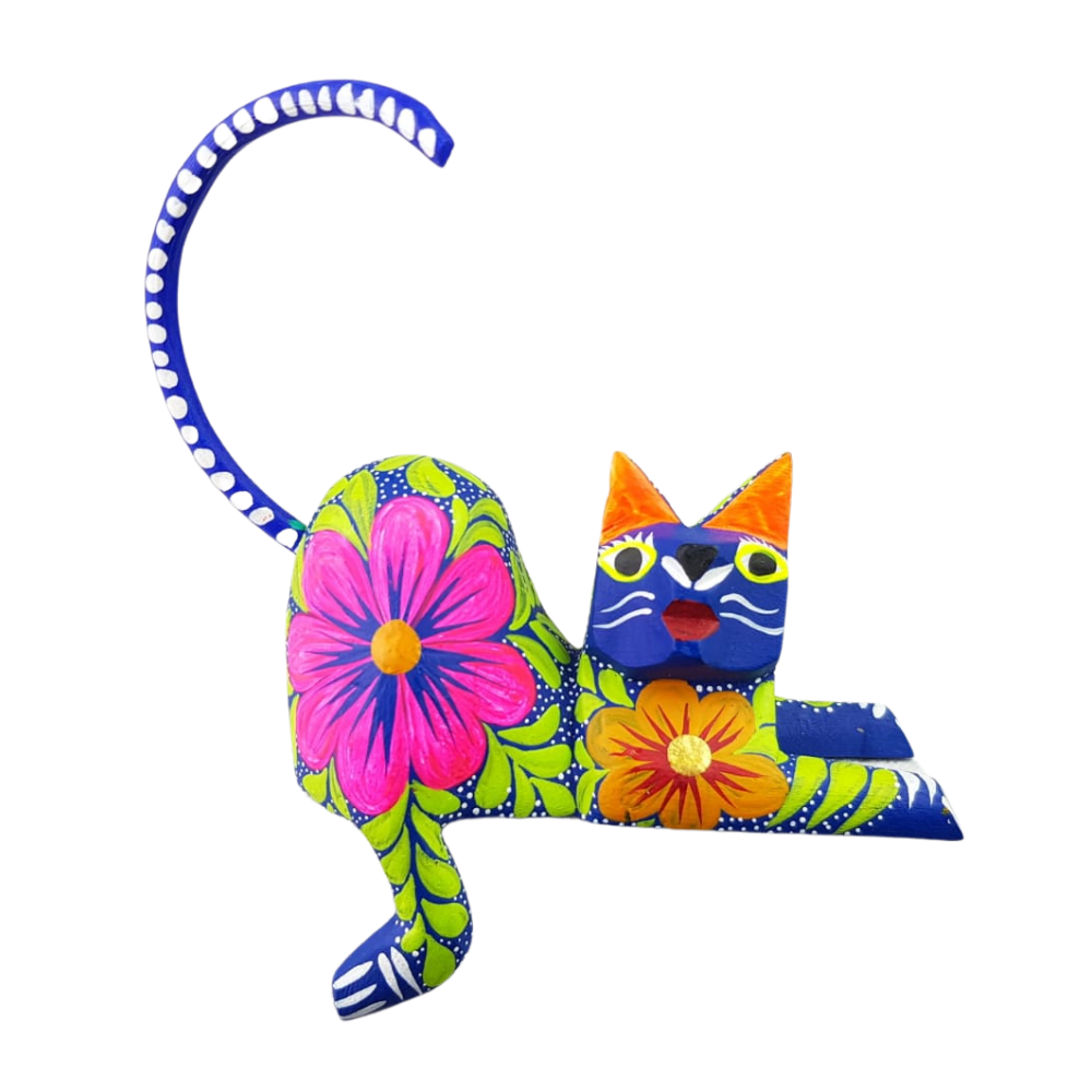 Alebrije oaxaqueño mediano, con forma de gato echado, de madera de copal