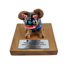 Cargar imagen en el visor de la galería, Reconocimiento con artesanía mexicana. Cerdito con máscara en trofeo con base de madera y placa metálica personalizada
