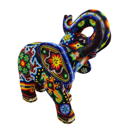 Elefante tallado en madera decorado con motivos Wixárika