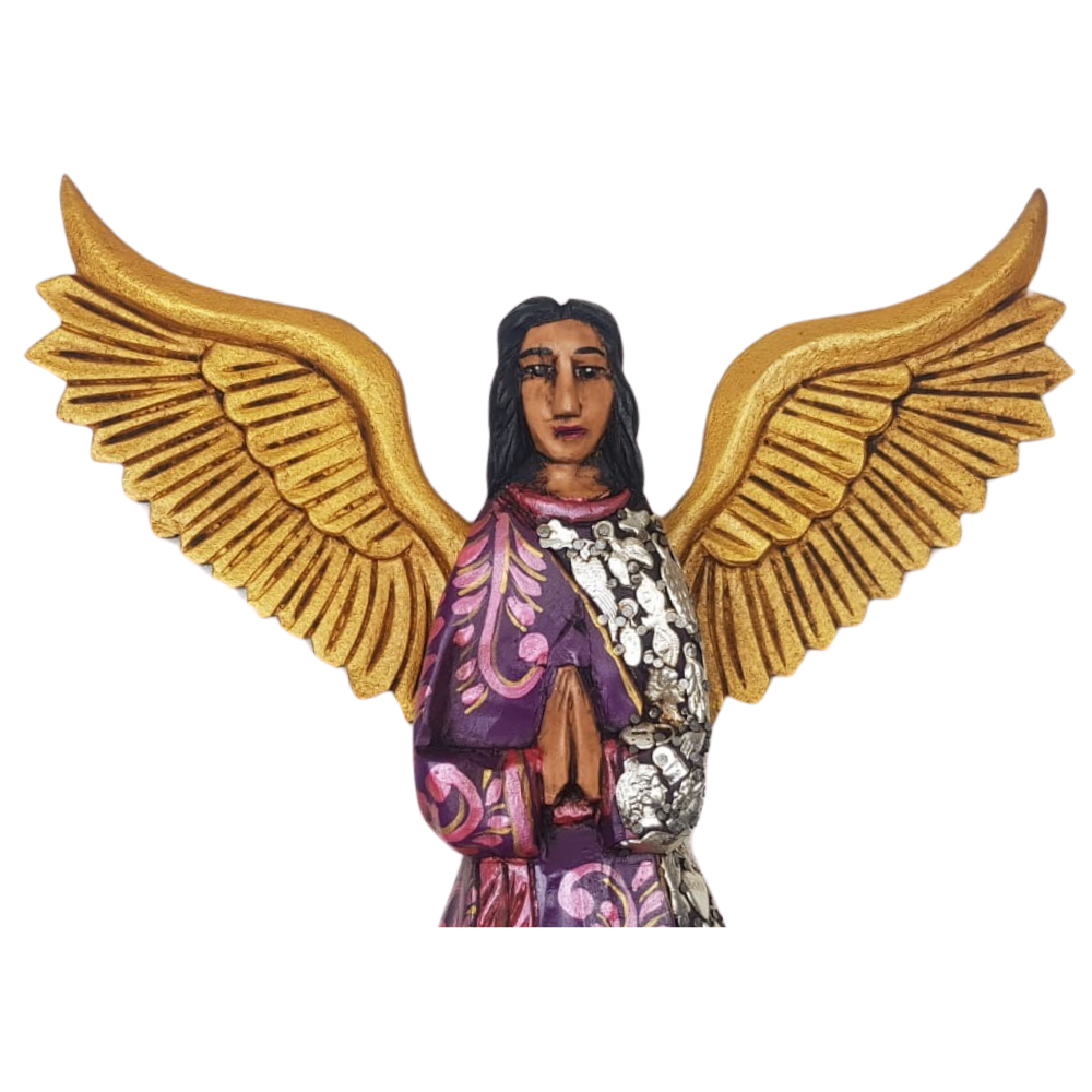 Angelito de madera decorado con milagritos