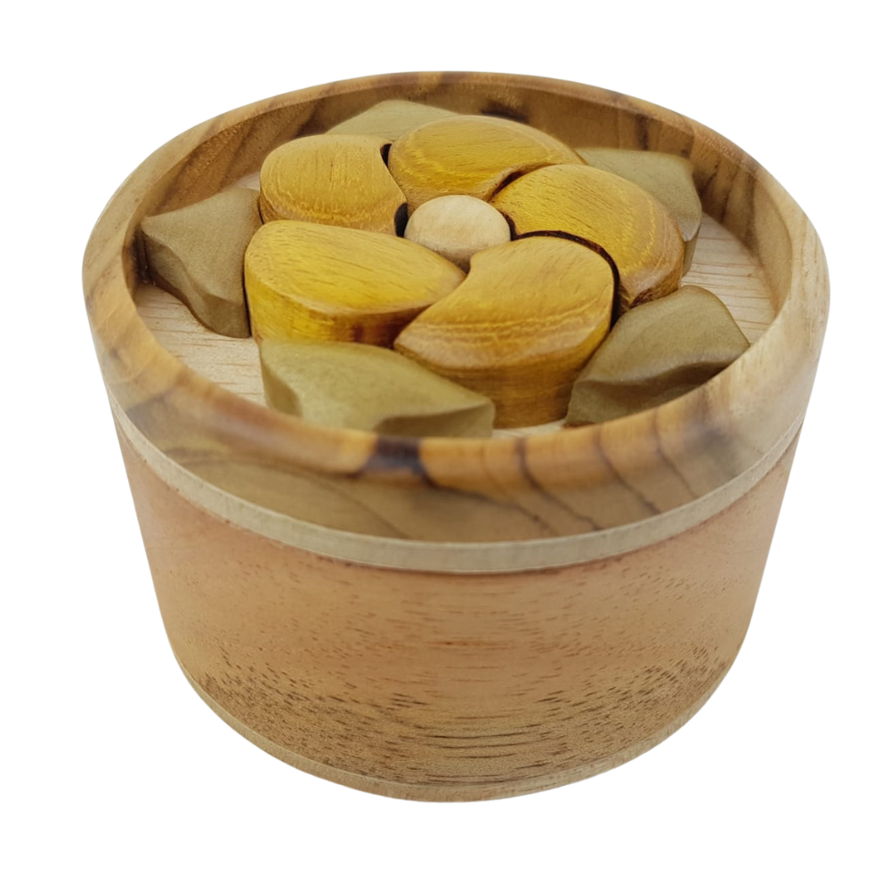 Joyero de madera con flor, elaborado con la técnica de inatrsia
