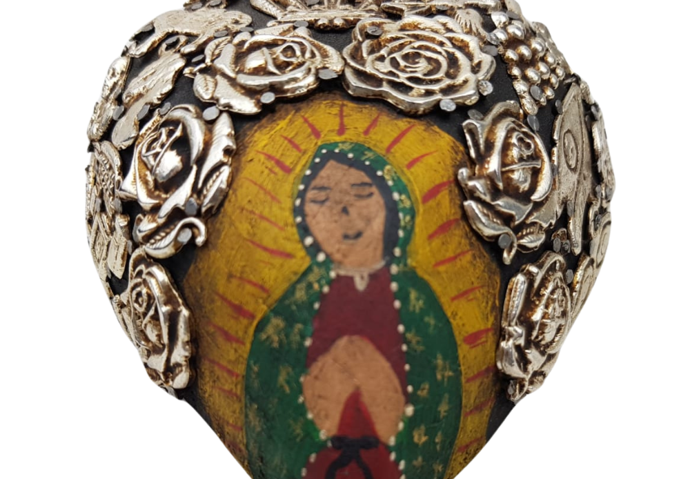 Corazón de madera pintado a mano con milagritos acabado mate