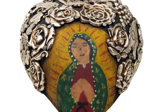 Corazón de madera pintado a mano con milagritos acabado mate