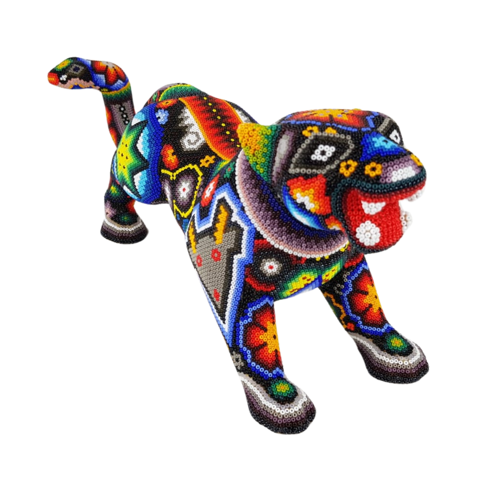 Jaguar grande hecho de madera tallado a mano y decorado con motivos wixárika
