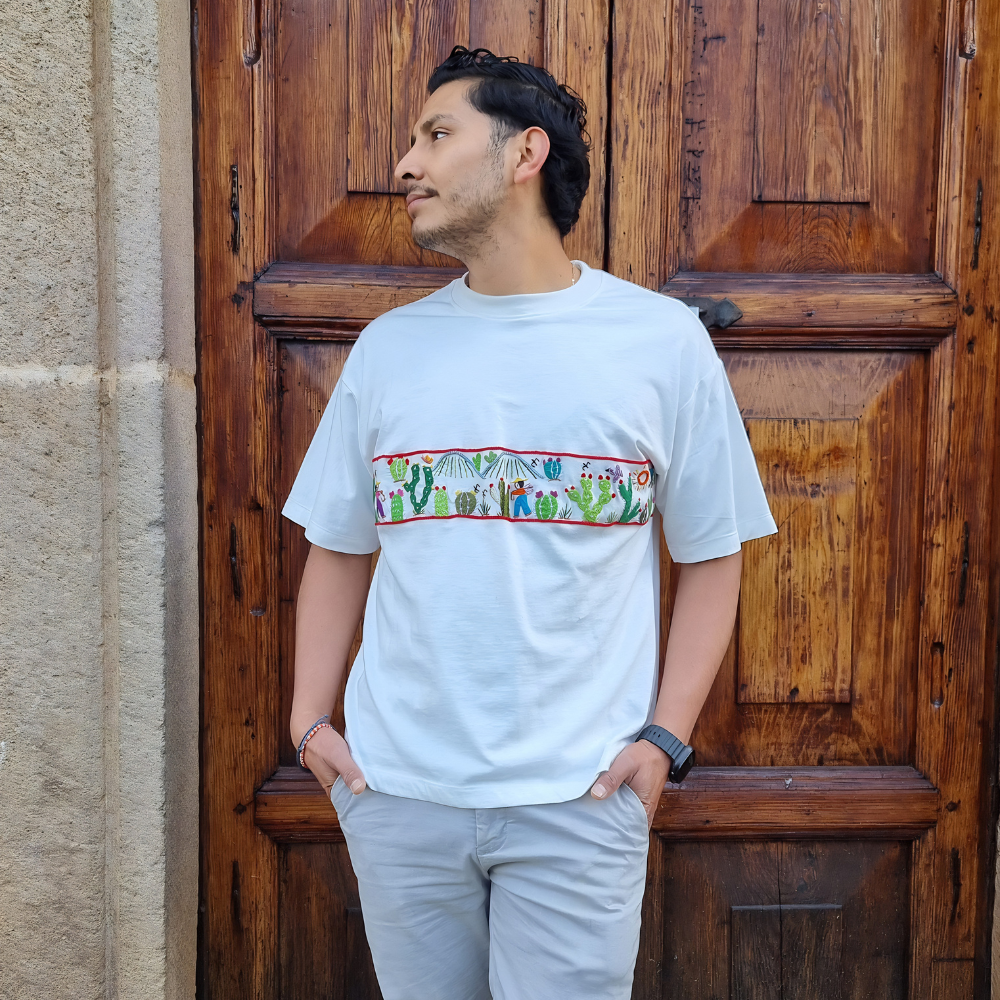 Playera mexicana paisaje nopalero, bordada a mano por artesanos michoacanos