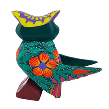 Cargar imagen en el visor de la galería, Alebrije oaxaqueño mediano, con forma de búho, de madera de copal
