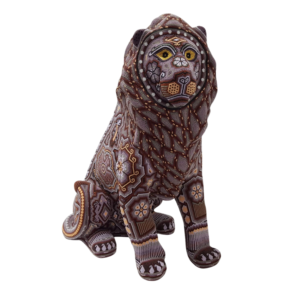 León grande sentado, decorado con motivos wixárika
