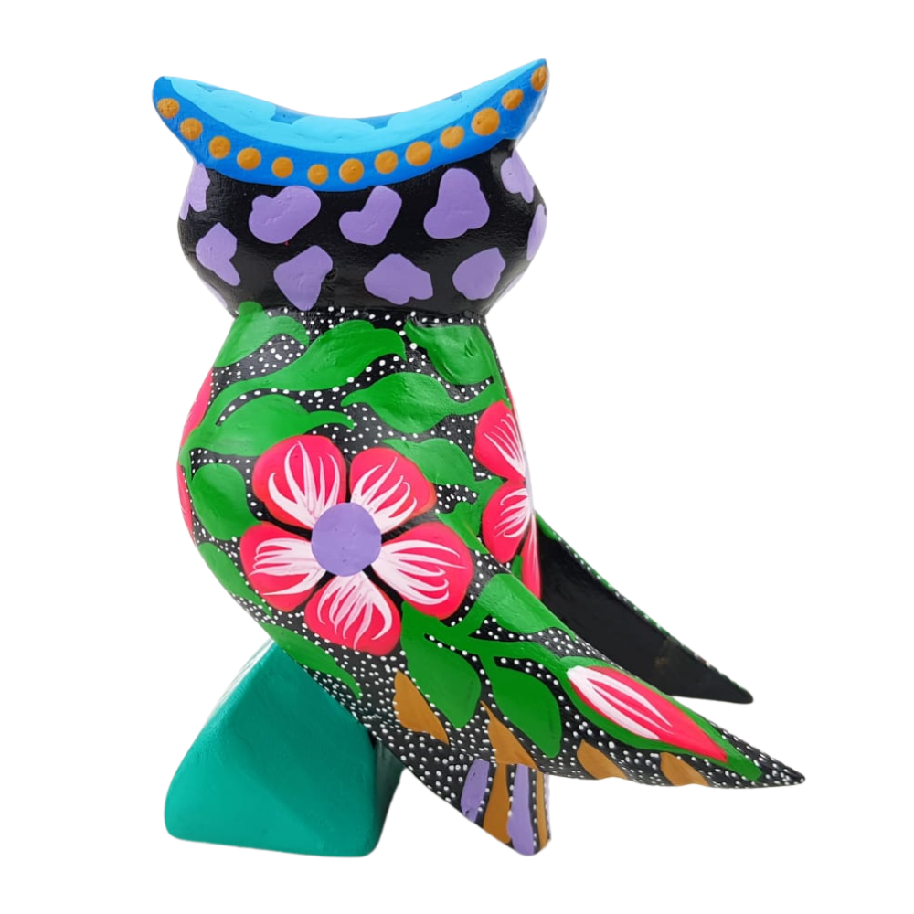 Alebrije oaxaqueño mediano, con forma de búho, de madera de copal