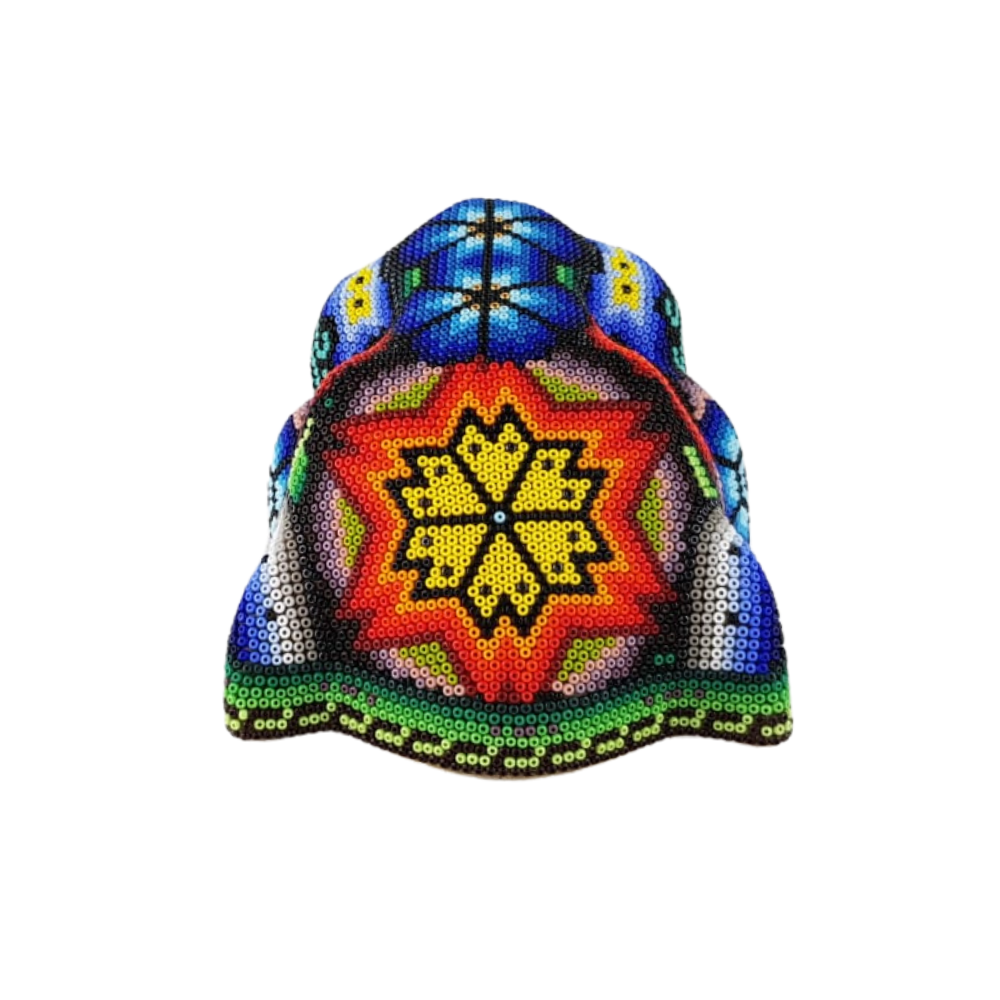 Cabeza de jaguar hecha de madera tallada a mano y decorada con motivos wixárika