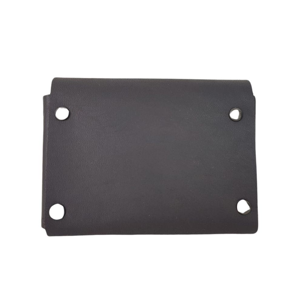 Tarjetero de piel oscura con broche