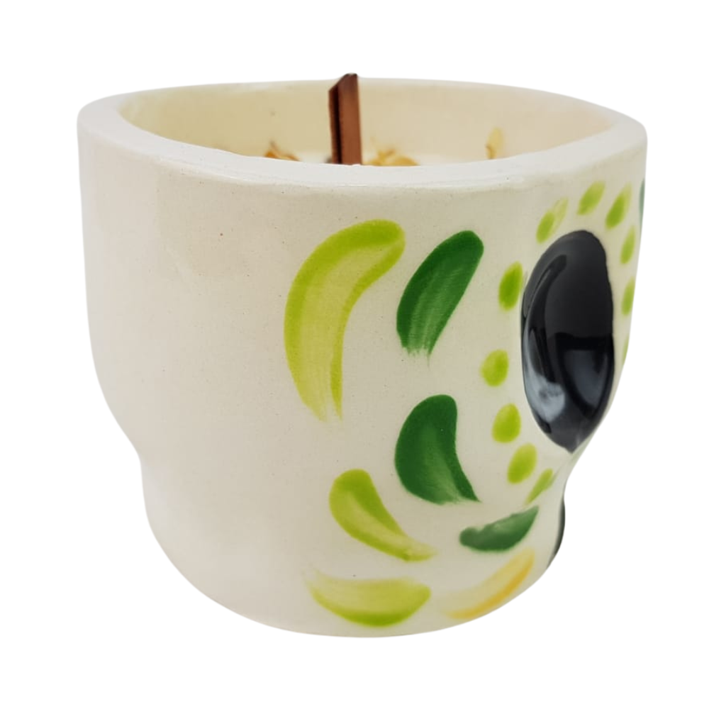 Veladora aromática en taza de cerámica con forma de calaverita, hecha en Guadalajara, Jalisco