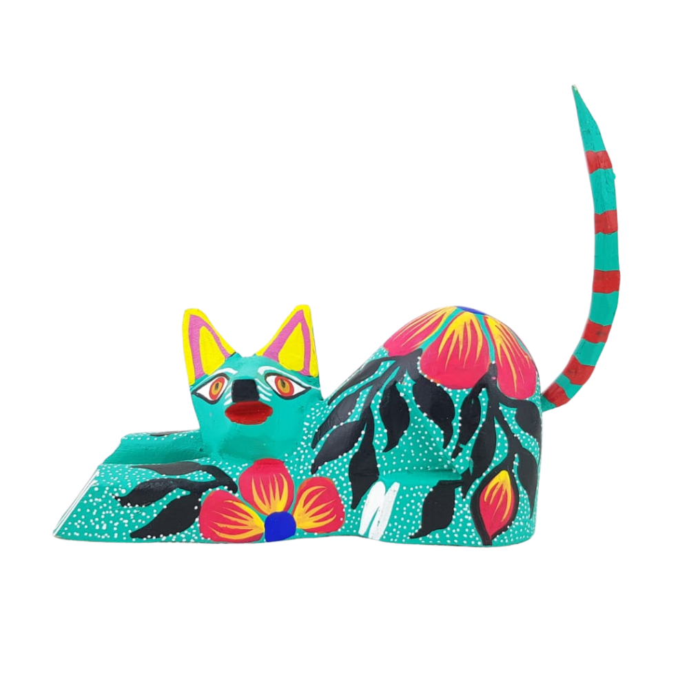 Alebrije oaxaqueño mediano, con forma de gato echado, de madera de copal