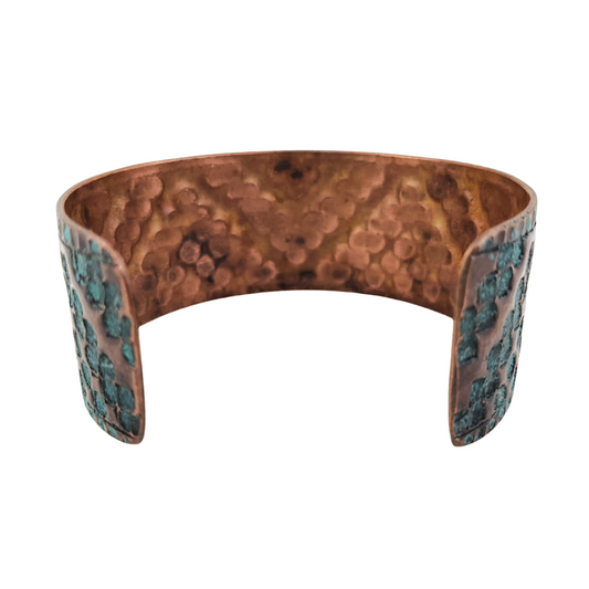 Brazalete de cobre patinado con diseño prehispánico