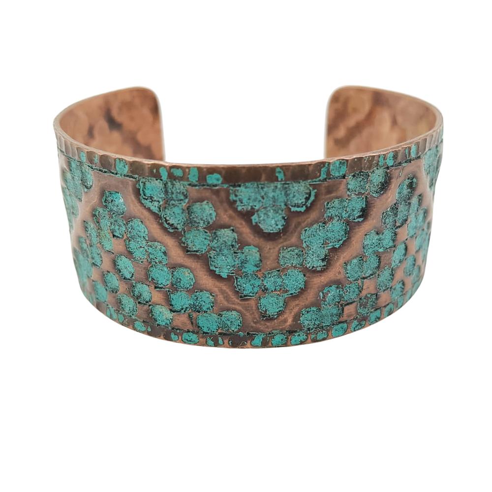 Brazalete de cobre patinado con diseño prehispánico