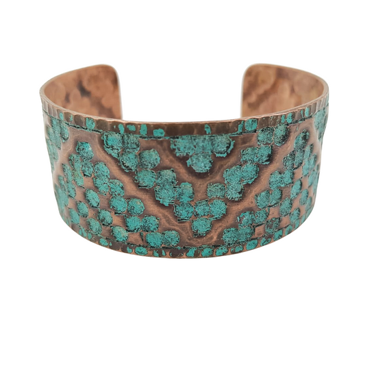 Brazalete de cobre patinado con diseño prehispánico