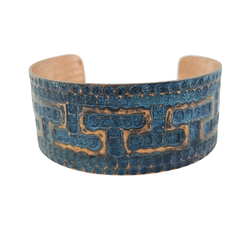 Brazalete de cobre patinado con diseño prehispánico