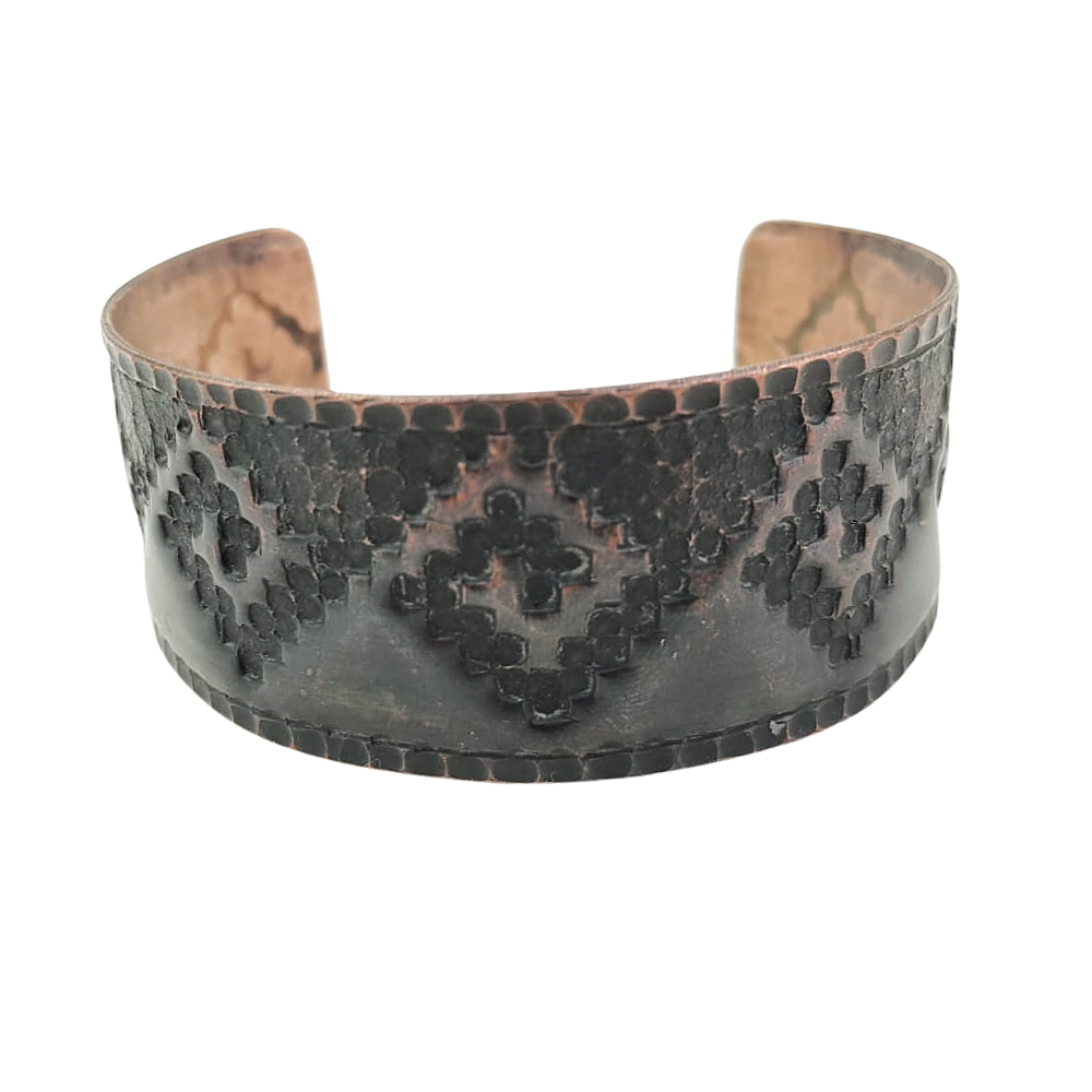 Brazalete de cobre patinado con diseño prehispánico