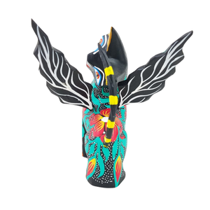 Alebrije oaxaqueño mediano, con forma de gato con alas, de madera de copal