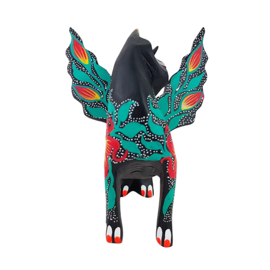 Alebrije oaxaqueño mediano, con forma de gato con alas, de madera de copal