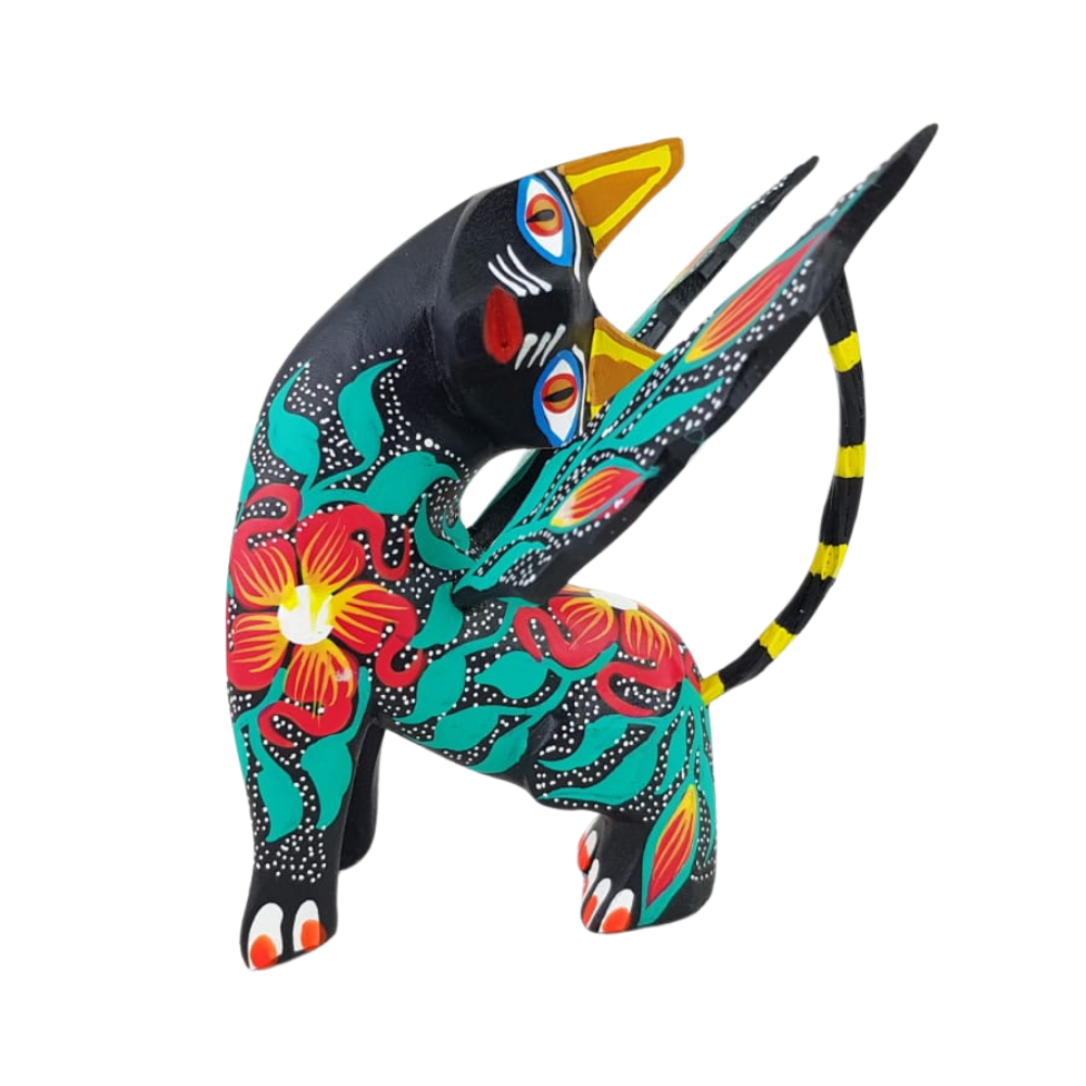 Alebrije oaxaqueño mediano, con forma de gato con alas, de madera de copal
