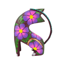 Cargar imagen en el visor de la galería, Alebrije oaxaqueño mediano, con forma de gato, de madera de copal
