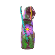 Cargar imagen en el visor de la galería, Alebrije oaxaqueño mediano, con forma de gato, de madera de copal
