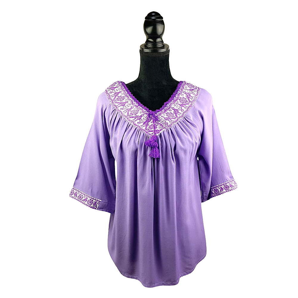 Blusa fresca de rayón con bordado de hilván tradicional de Puebla y manga 3/4