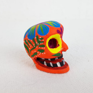Alebrije cráneo mini tallado en madera copal y decorado a mano