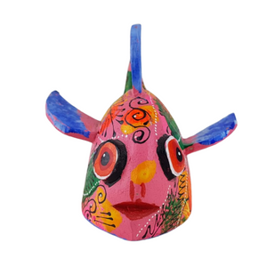 Alebrije oaxaqueño mediano, con forma de ballena, de madera de copal