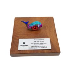 Cargar imagen en el visor de la galería, Reconocimiento con artesanía mexicana. Alebrije de madera mini en trofeo con base de madera y placa metálica personalizada
