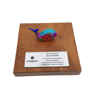 Reconocimiento con artesanía mexicana. Alebrije de madera mini en trofeo con base de madera y placa metálica personalizada
