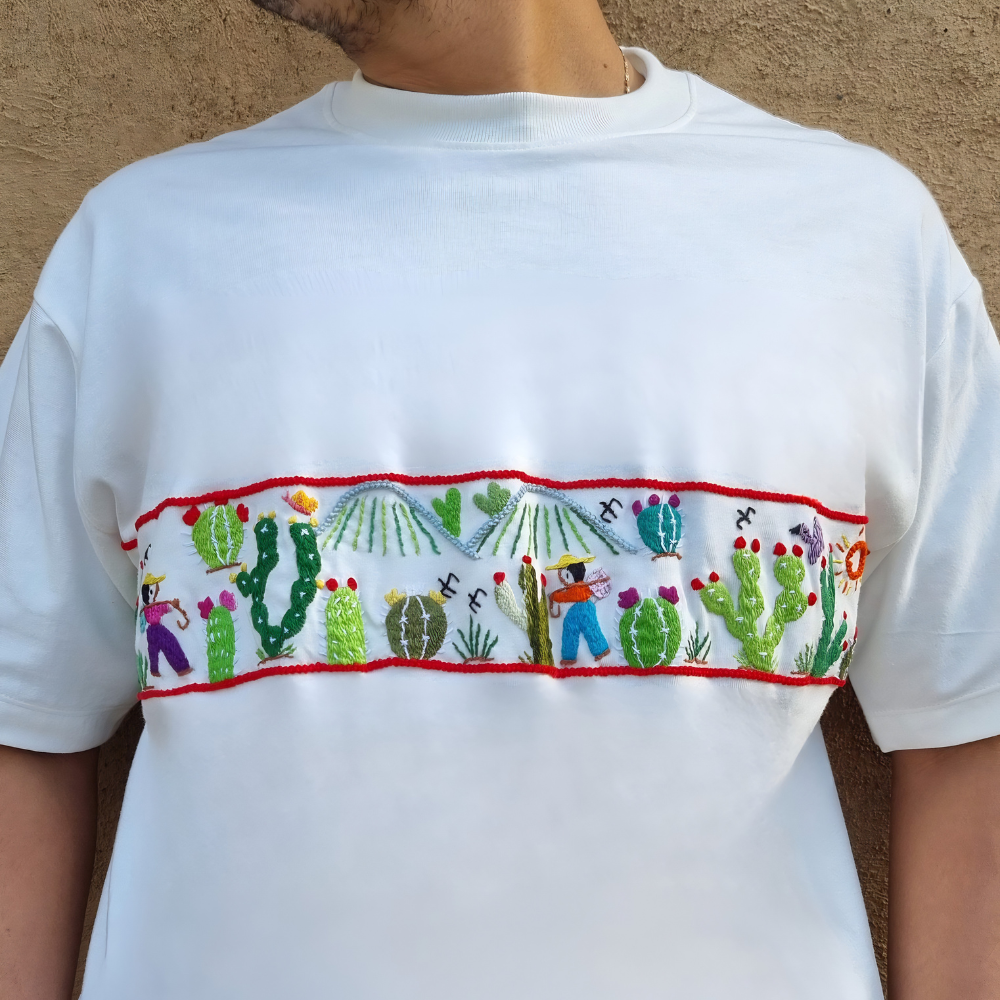 Playera mexicana paisaje nopalero, bordada a mano por artesanos michoacanos