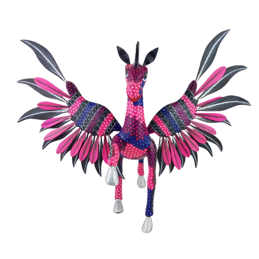 Alebrije oaxaqueño pegaso, elaborado con madera copal