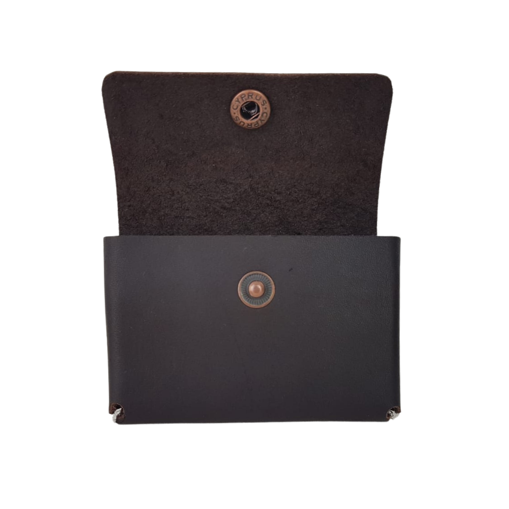 Tarjetero de piel oscura con broche