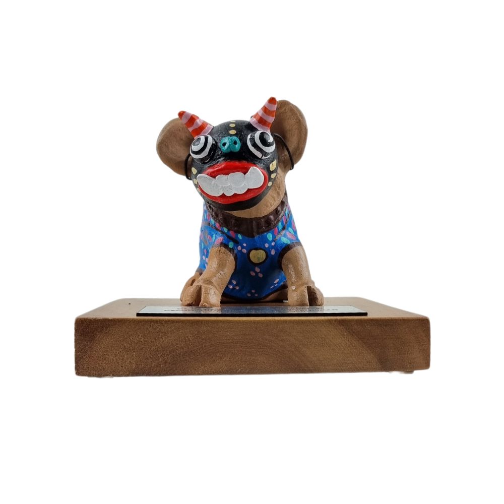 Reconocimiento con artesanía mexicana. Cerdito con máscara en trofeo con base de madera y placa metálica personalizada