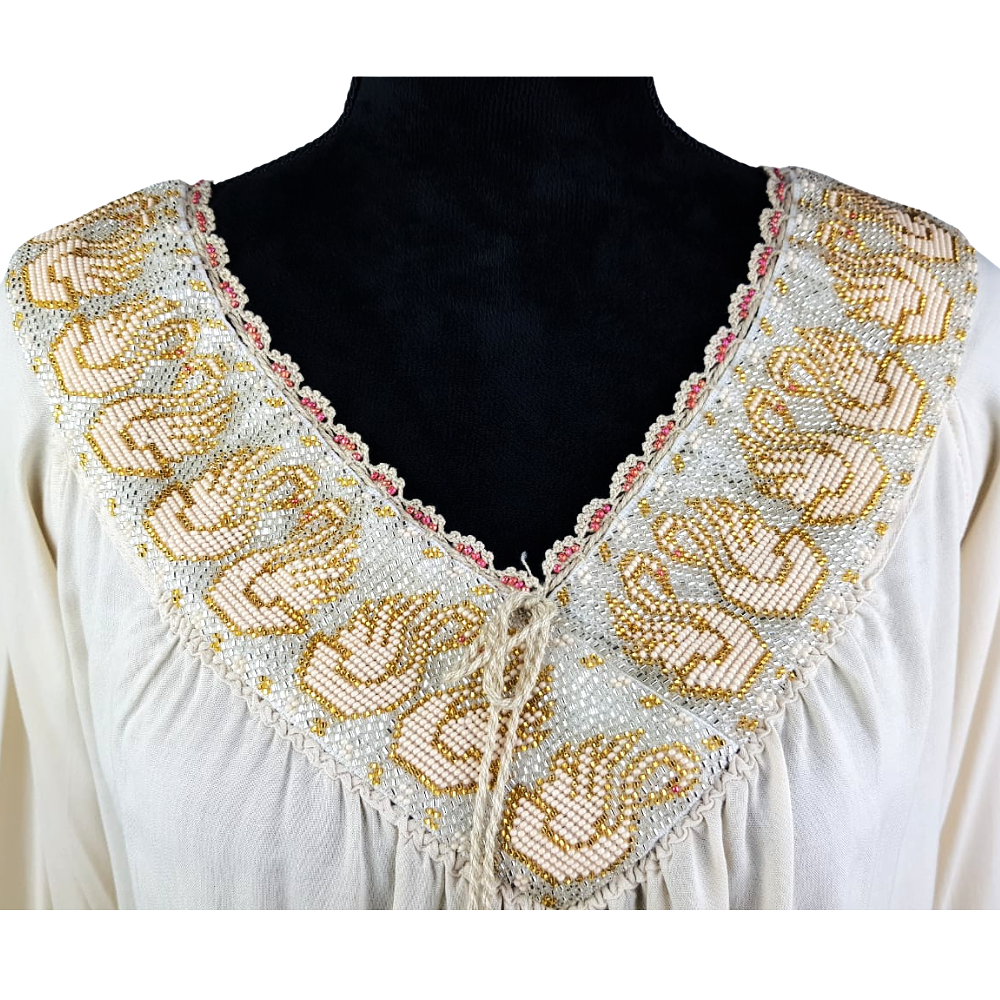 Blusa con cuello bordado con fondo de chaquira, con apertura de cuello y mangas ajustable