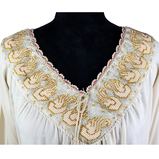Blusa con cuello bordado con fondo de chaquira, con apertura de cuello y mangas ajustable
